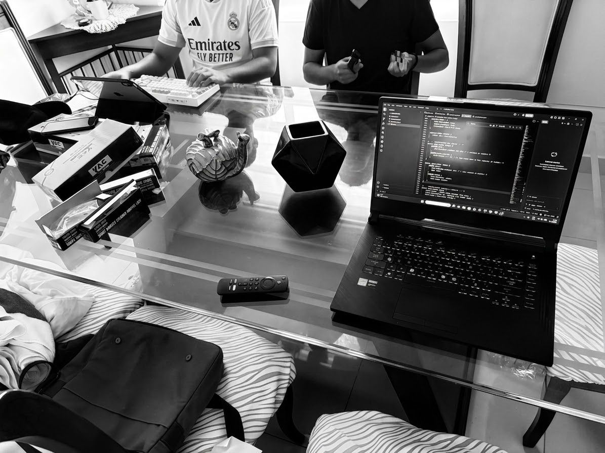 Equipo creativo colaborando en un proyecto